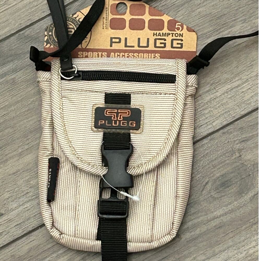 Plugg Small Crossbody Pouch in Beige and Black